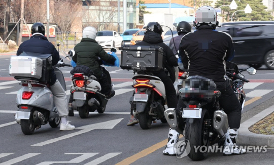 서울 시내에 오토바이들이 서 있는 모습. <사진=연합뉴스>